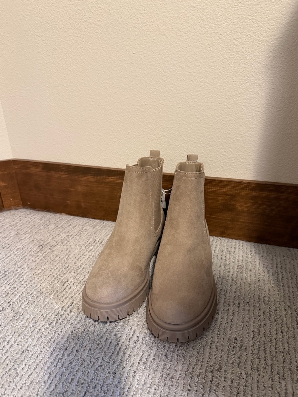 Old Navy Suede-Look Chelsea Ankle Boots in Taupe